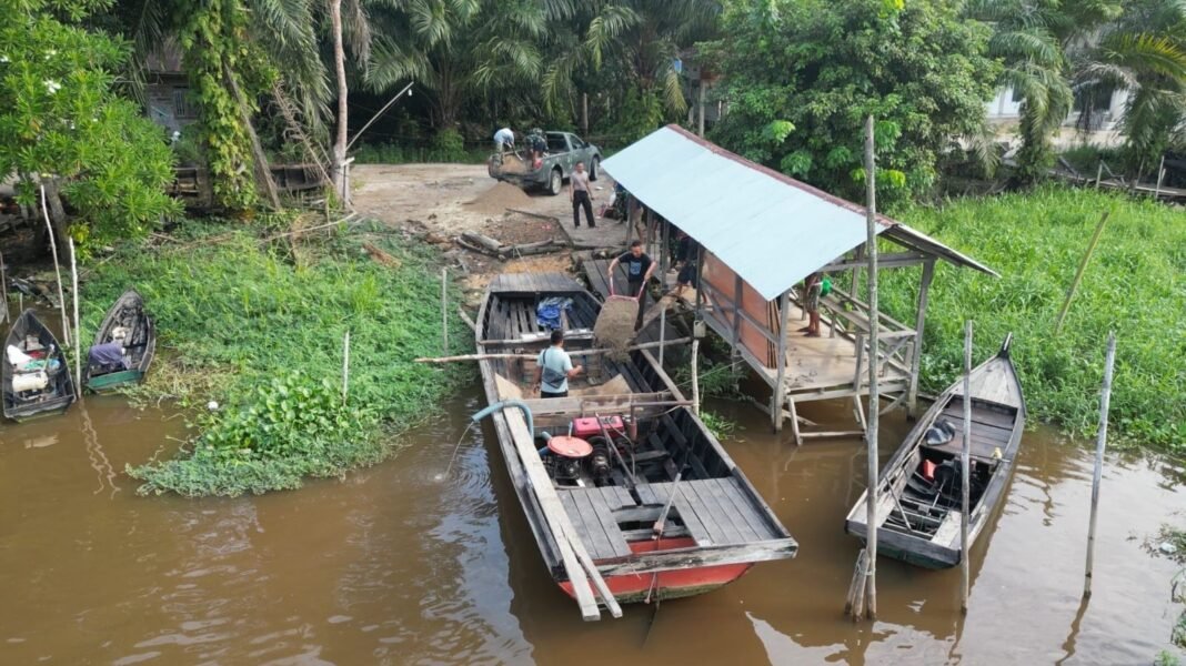 Satgas TMMD Ke-129 Kodim 0313/KPR: Melawan Arus untuk Kirim Material ke Desa Pangkalan Terap