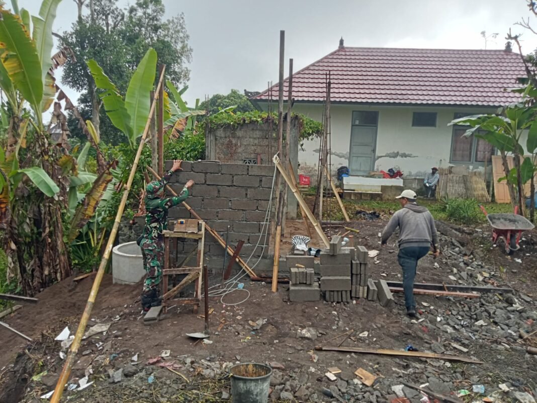 Pemasangan Dinding Batako MCK dalam Program TMMD Ke-129 Kodim 1626/Bangli
