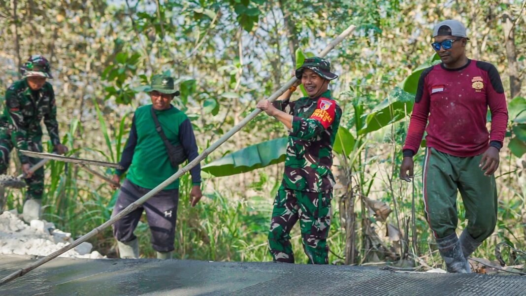 Tetes Keringat dan Asa Baru di Tlemang: Saat Dansatgas TMMD ke-129 Turun Tangan Ratakan Cor Jalan Bersama Prajurit