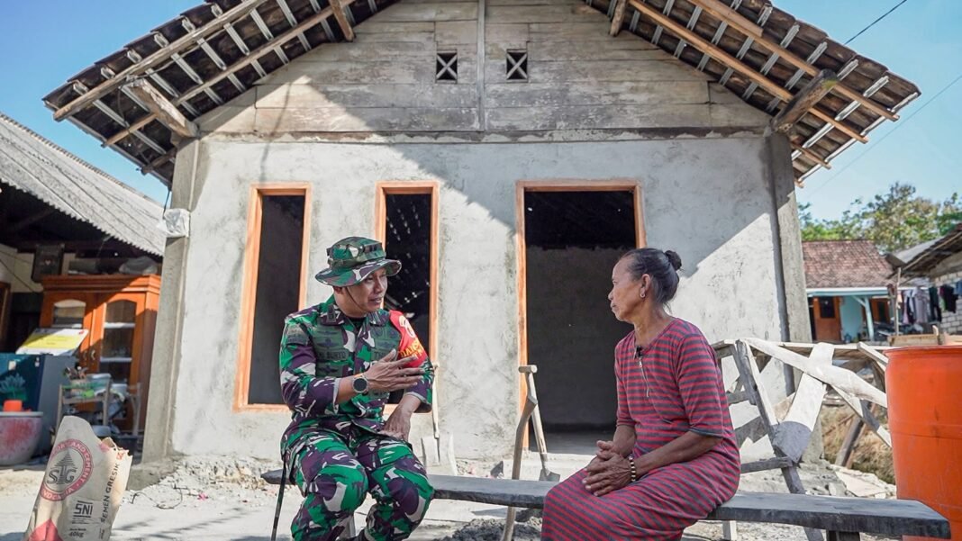 Momen Mempererat Hubungan di Tlemang: Dansatgas TMMD 129 Kodim 0812/Lamongan Sekaligus Mewujudkan Impian Ibu Kemi