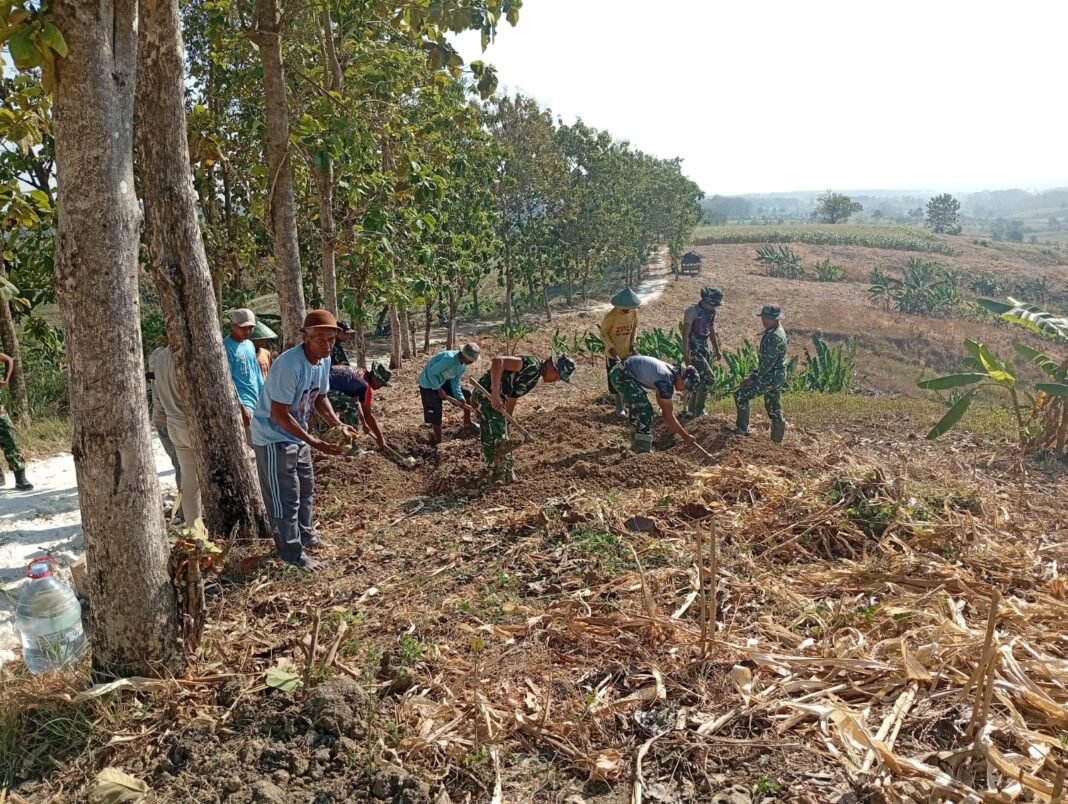 Kerja Kemanusiaan Satgas TMMD 129 dan Warga Bakon Menuju Air Bersih