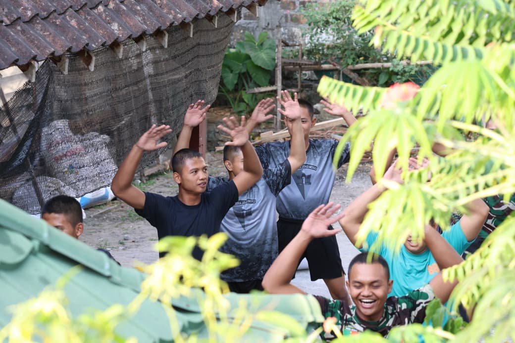 Aktivitas Pembinaan Fisik di Sore Hari, Langkah Prajurit TMMD 129 untuk Tetap Bugar