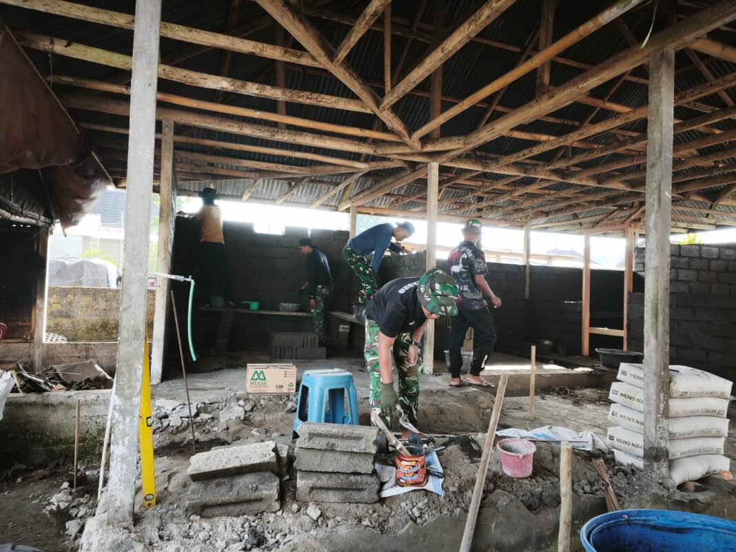 Kolaborasi Masyarakat dan TNI dalam Rehabilitasi RTLH I Wayan Pasta