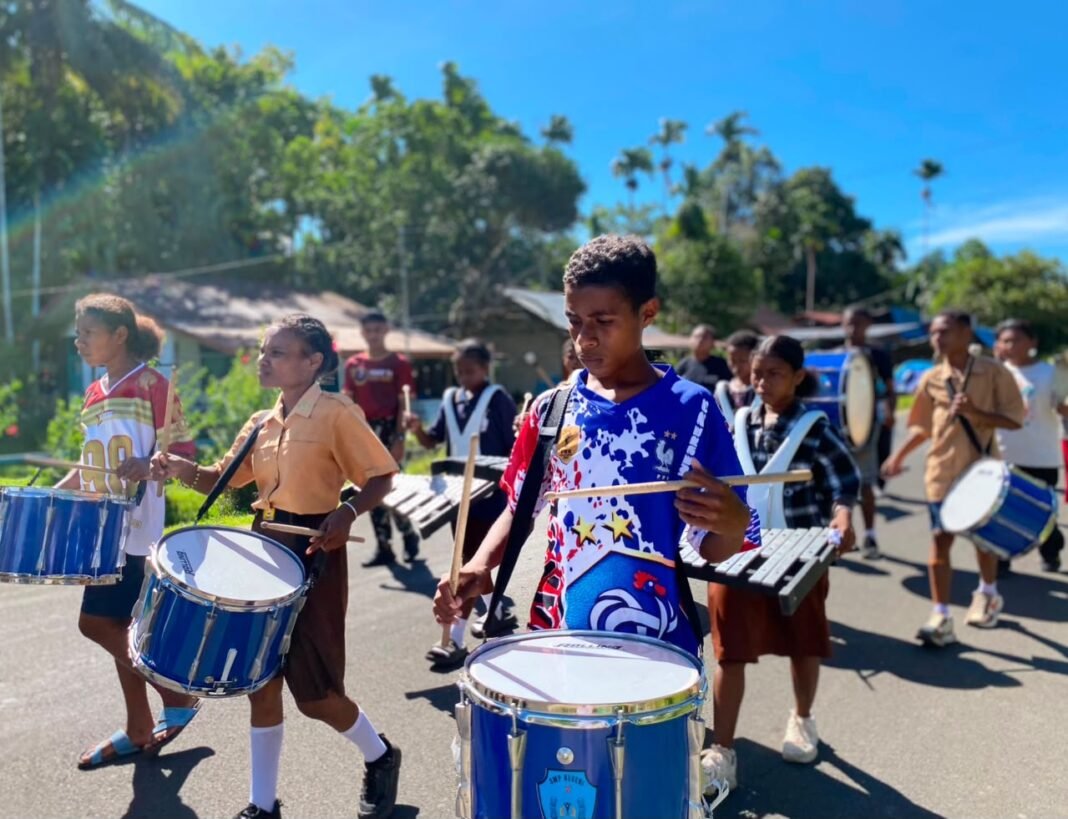 Generasi Muda Supiori Diberdayakan Melalui Pelatihan Drumband oleh Prajurit Yonif TP 859/RBK