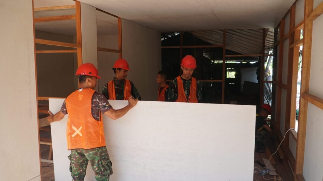 Pemasangan Dinding Kalsiboard RTLH Bapak Walianto oleh Satgas TMMD Ke-129