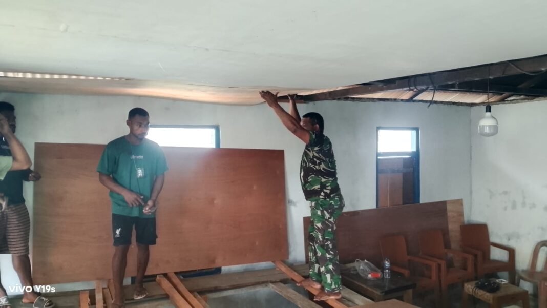 Kolaborasi TNI dan Pemuda Desa! Babinsa Palo Kawal Pemasangan Plafon RTLH Demi Hunian Layak