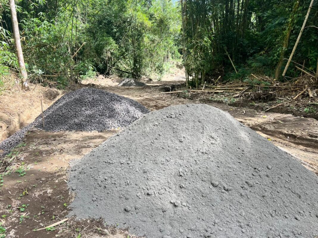 Sinergi Membangun Desa, Satgas TMMD Ke-129 Fokus pada Rabat Beton