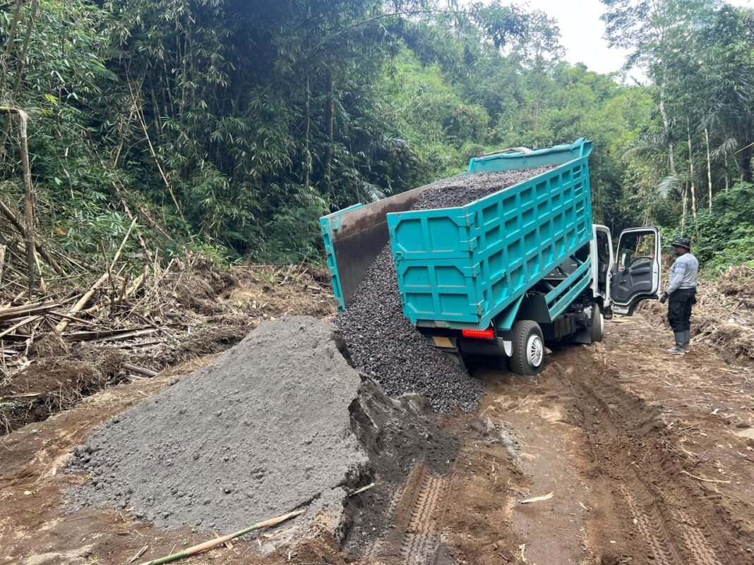 Pembangunan Rabat Beton: Dedikasi Satgas TMMD Ke-129 di Kintamani