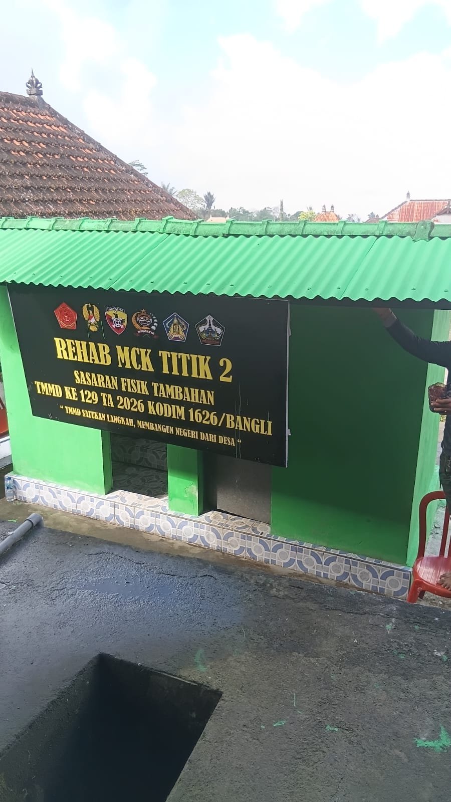 Kebersamaan dalam Membangun MCK di TMMD Ke-129