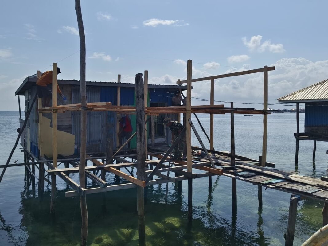 Pemasangan Tiang di RTLH Ibu Samsia: Wujud Kerjasama Masyarakat dan Satgas TMMD