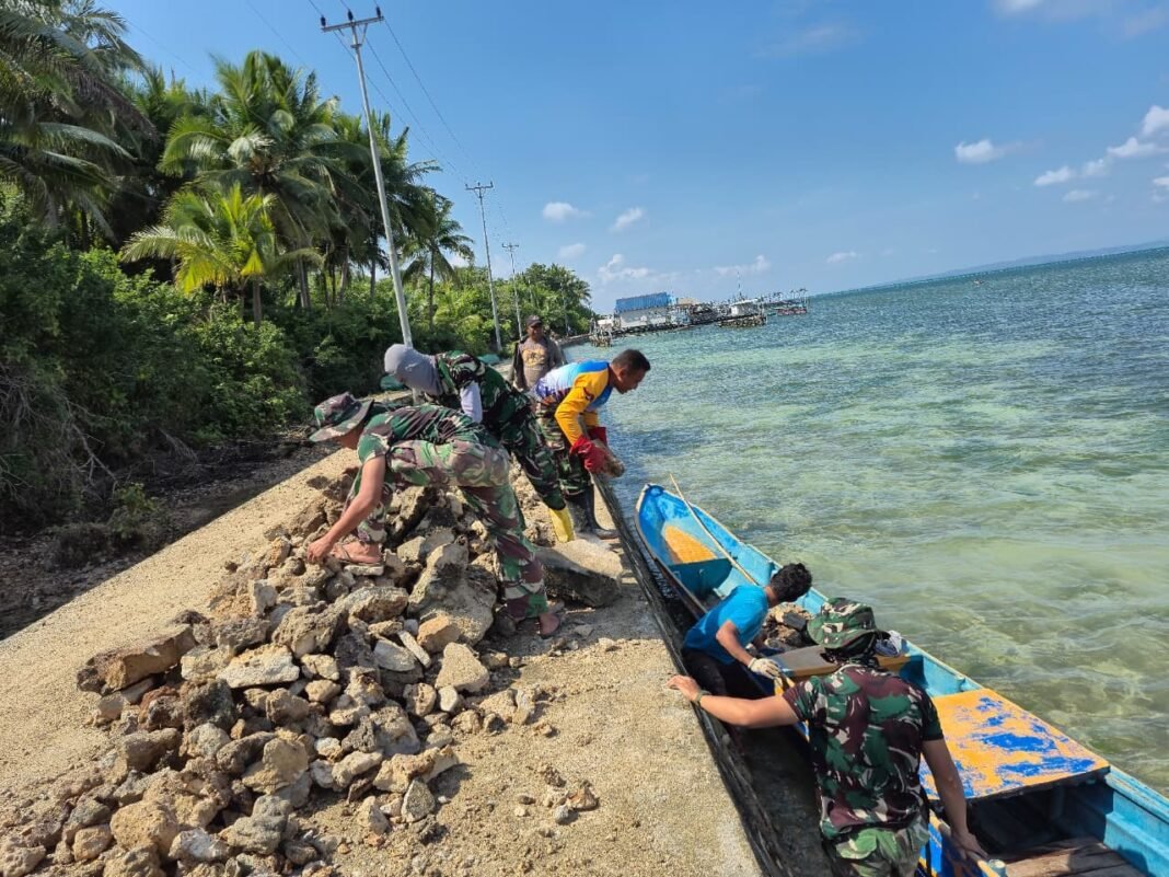 Pendidikan Gotong Royong, Warga Polewali Bantu Satgas TMMD Kumpulkan Bahan Bangunan