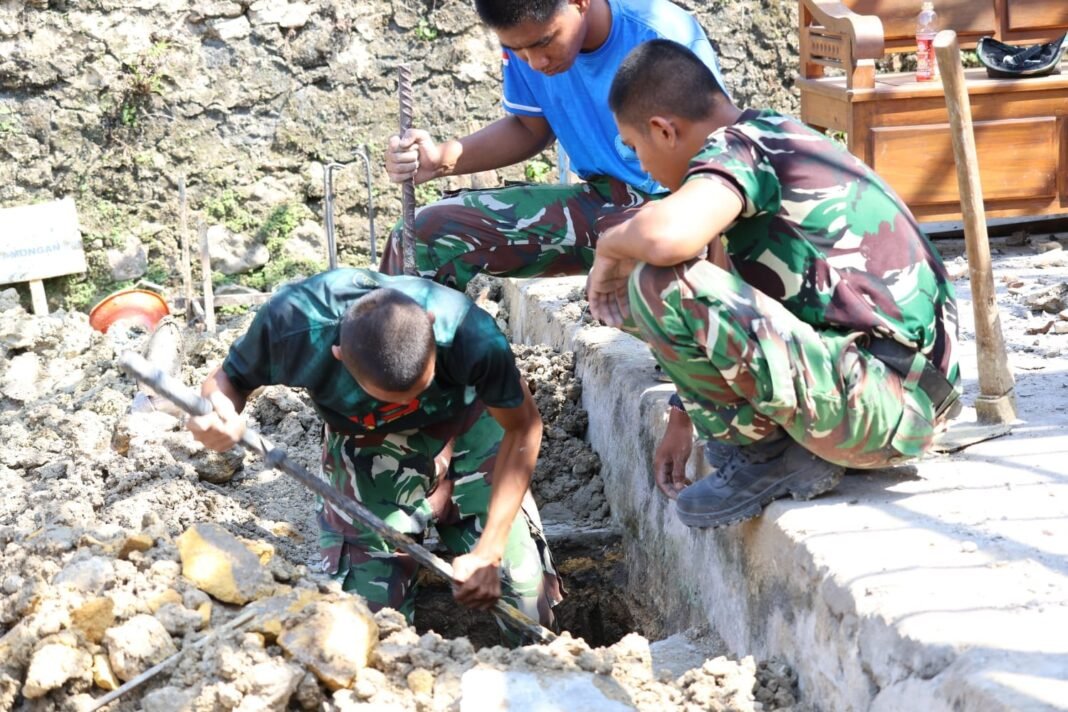 Gotong Royong Mewujudkan Hunian Berkualitas, TMMD 129 Memulai Pembangunan Rumah Bapak Sugio