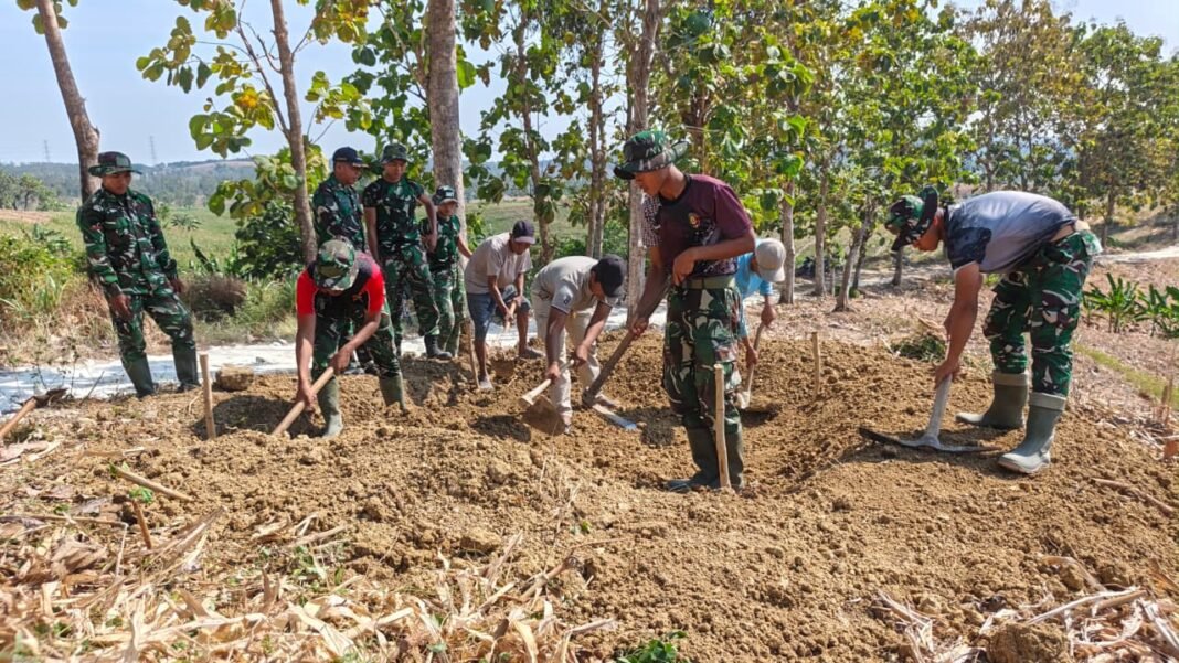 Monitoring Proyek TMMD 129, Danramil Ngimbang Bersinergi dengan Danki Satgas
