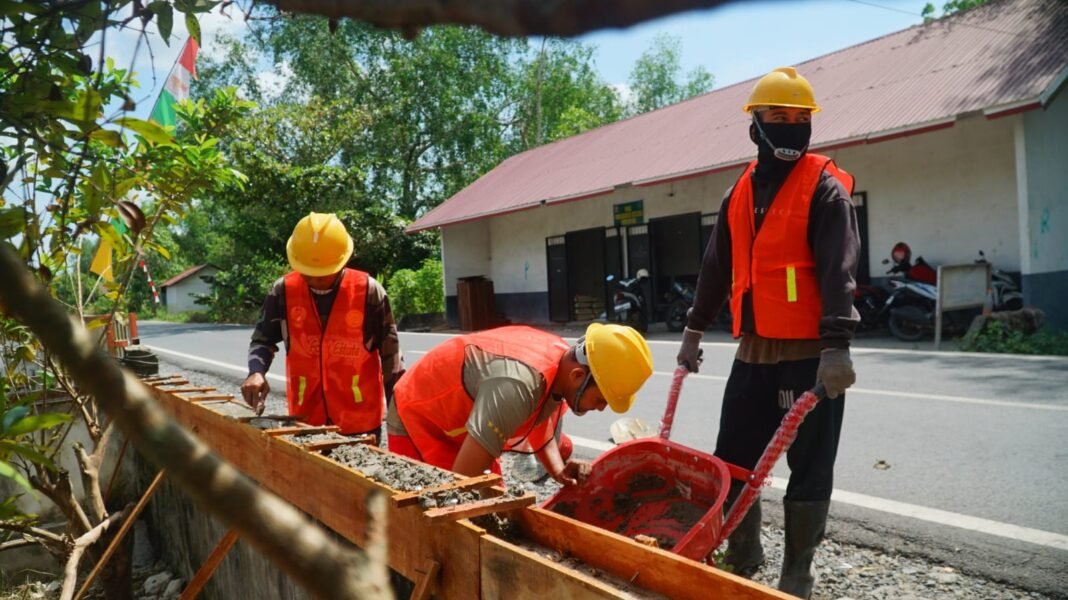 Kegiatan Pengecoran Musholla oleh Satgas TMMD
