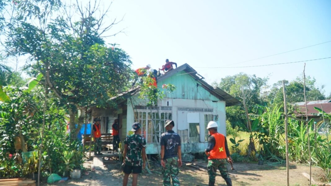 Satgas TMMD Reguler Ke-129 Lakukan Rehabilitasi Rumah di Kapuas