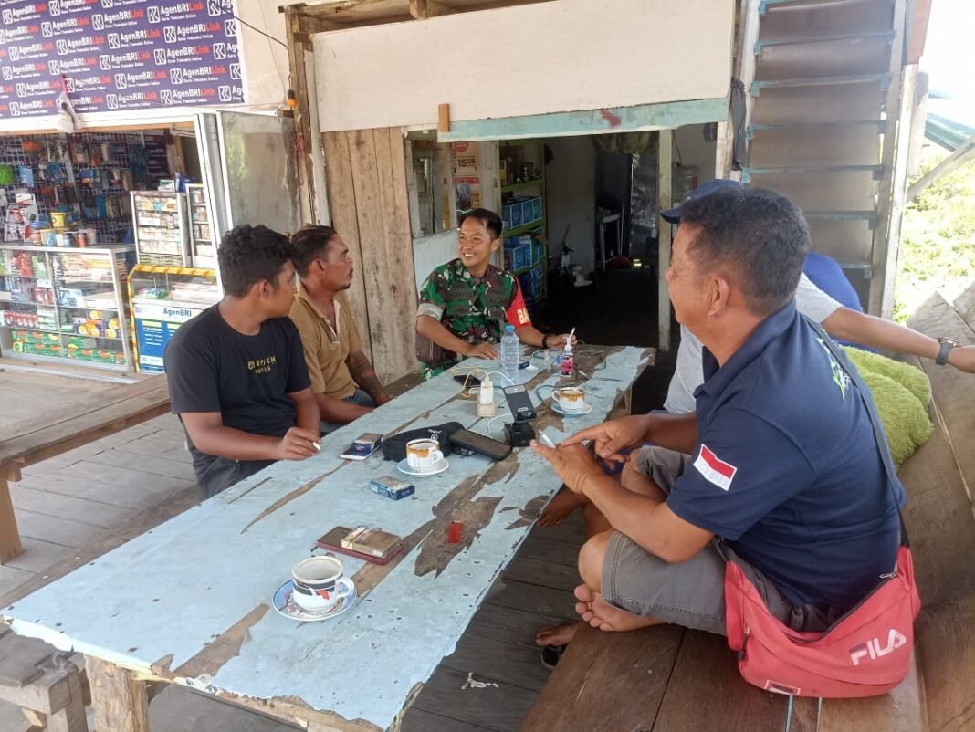 Kegiatan Komsos Babinsa di Desa Bapinang Hilir Laut