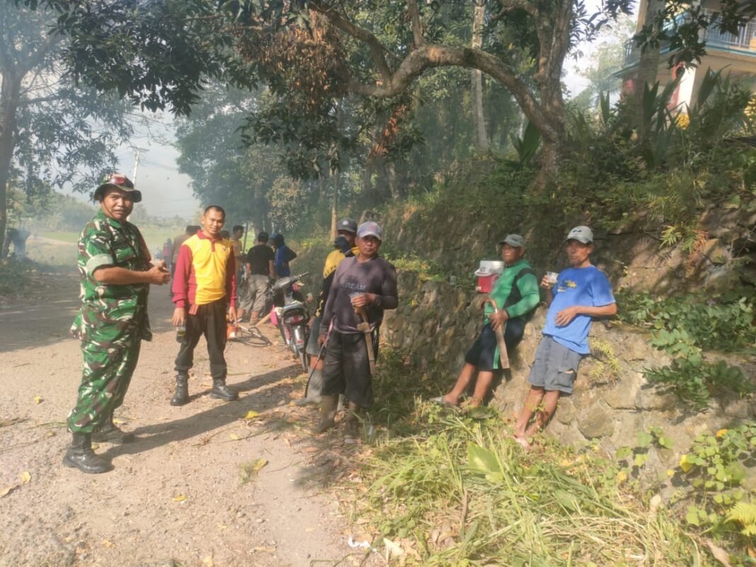 Sinergi TNI dan Masyarakat dalam Karya Bakti di Desa Mario
