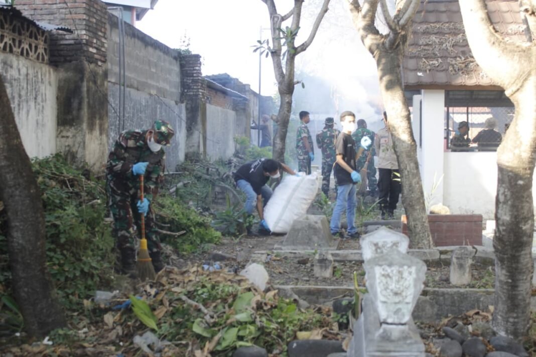 Kegiatan Gotong Royong Kodim 1607/Sumbawa di Makam Kesultanan