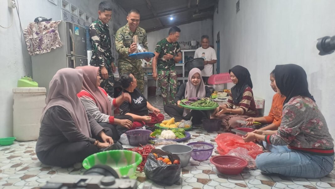 Satgas TMMD Kodim 0413/Bangka Menjalin Keakraban di Dapur Desa Deniang