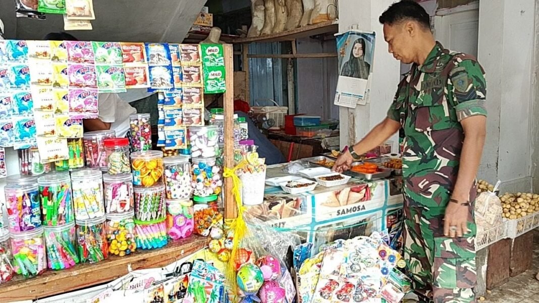 Pemantauan Pasar Sembako oleh Serka Andi Paris di Sidrap