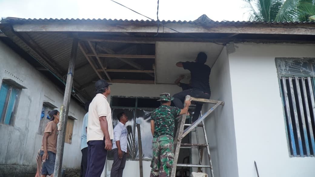 Pemasangan Plafon RTLH Bapak Hardi di Desa Pulau Dua Menuju Penyelesaian