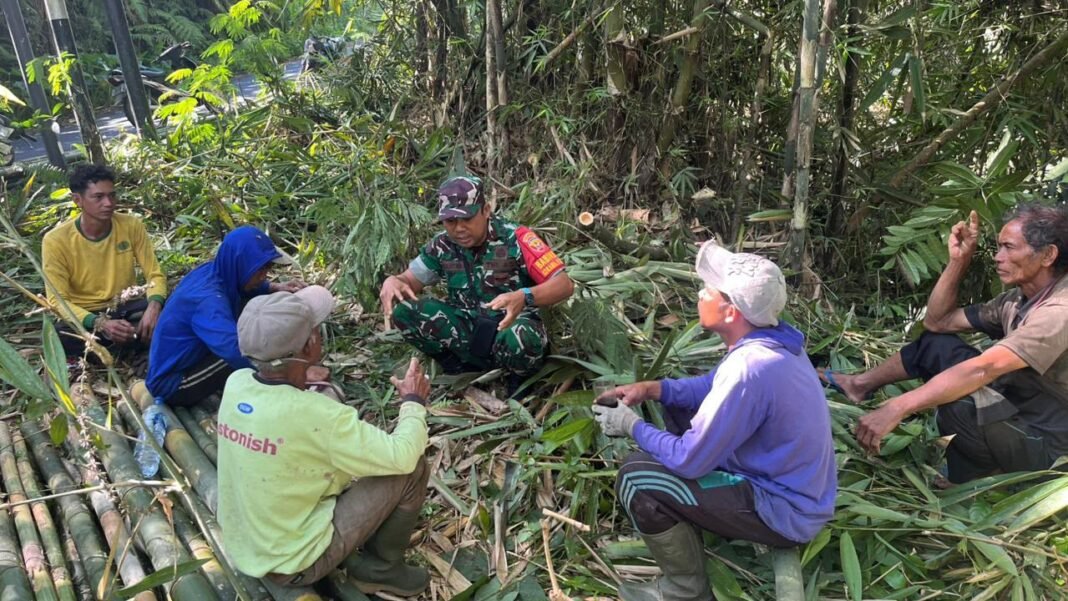 Kegiatan Komsos Babinsa Desa Landih, Membangun Deteksi Dini dan Keterhubungan TNI-Rakyat
