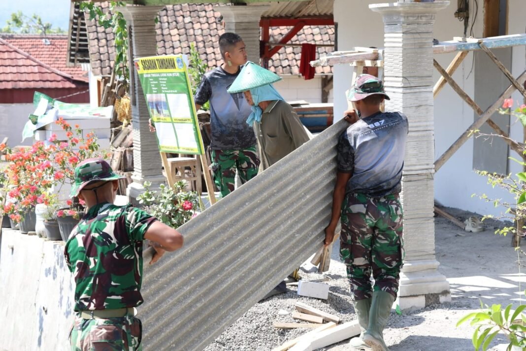 Dukungan TNI untuk Masyarakat: Pemasangan Atap Teras dalam Program TMMD 129