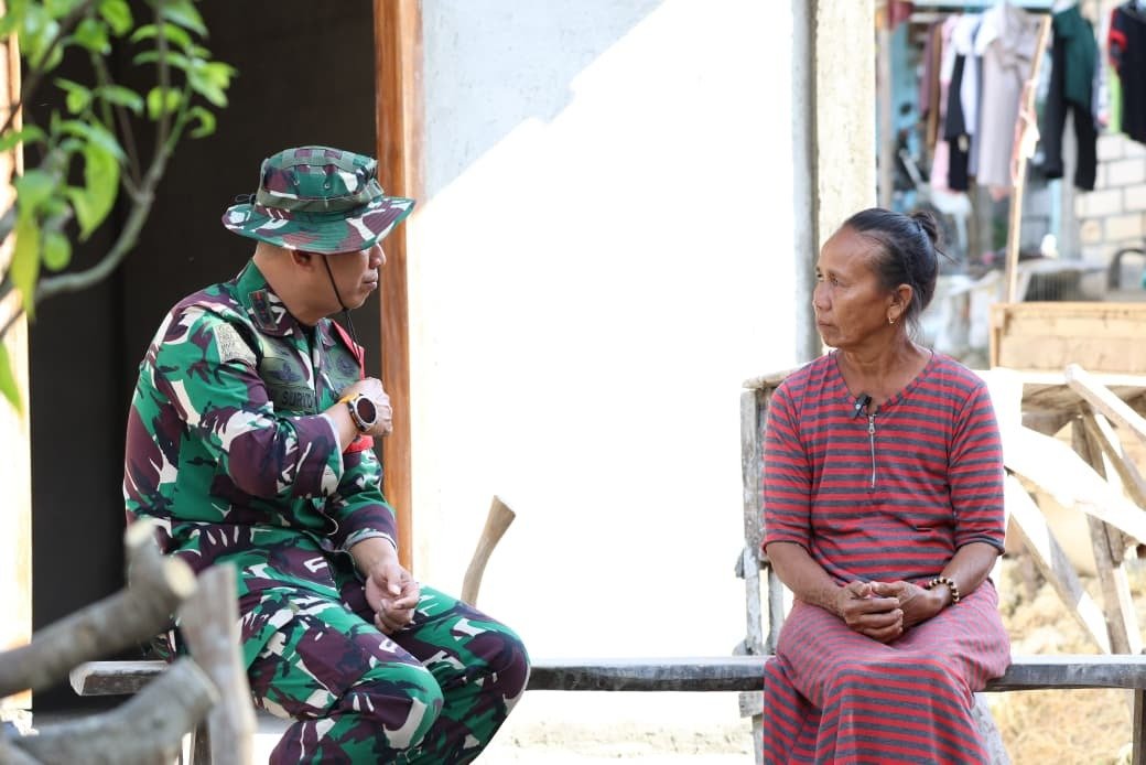 Momen Mengharukan: Dansatgas TMMD 129 dan Cerita Bu Kemi di Teras Rumahnya