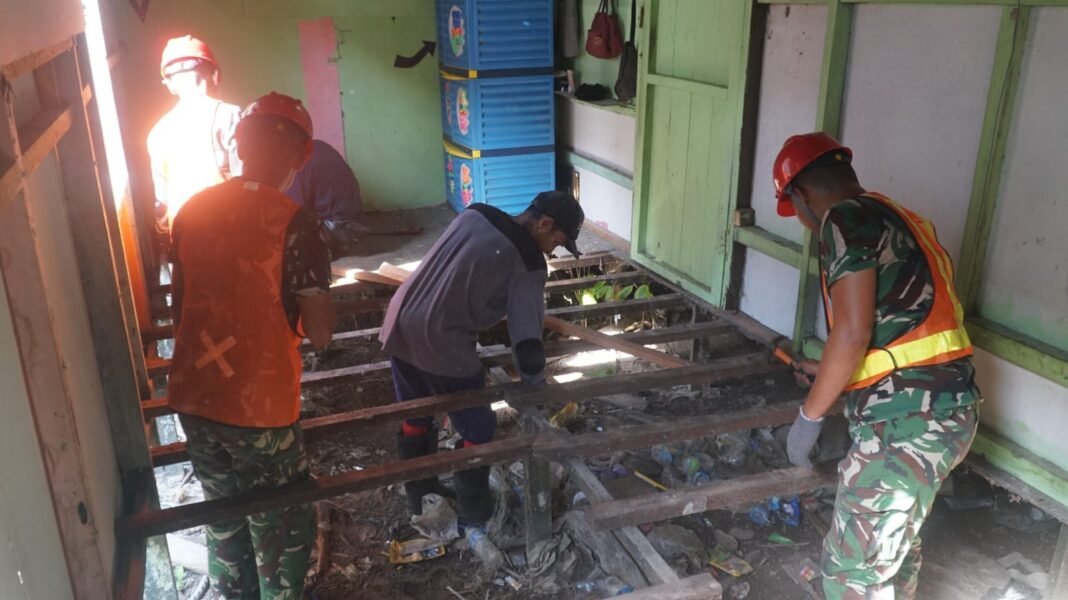 Kegiatan Renovasi RTLH Ibu Wahida oleh Satgas TMMD dan Warga