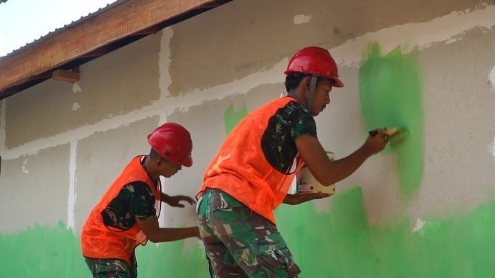 Tahap Finishing RTLH Bapak Walianto, Satgas TMMD Ke-129 Awali Pengecatan