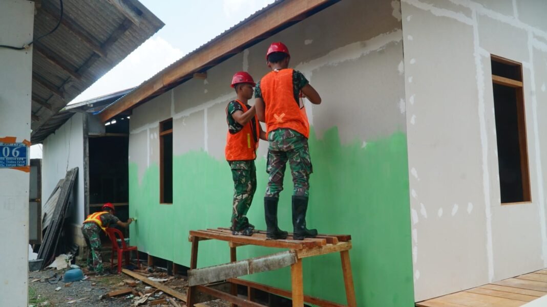 Revitalisasi Hunian Dalam Program TMMD Melalui Pengecatan RTLH Bapak Walianto