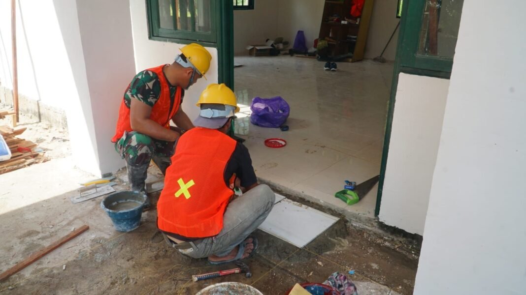 Pemasangan Keramik di Musholla: Komitmen TMMD untuk Kesejahteraan Masyarakat