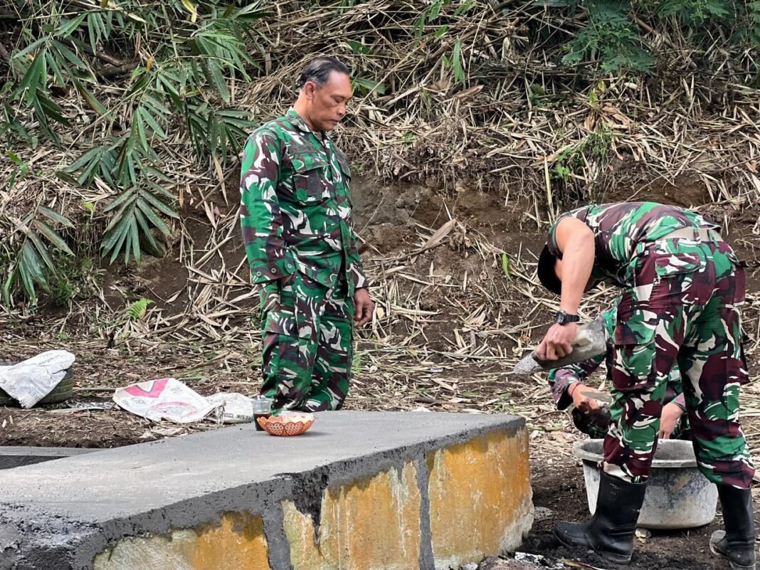 Pengecekan Pembangunan Bak Air oleh Wadansatgas TMMD
