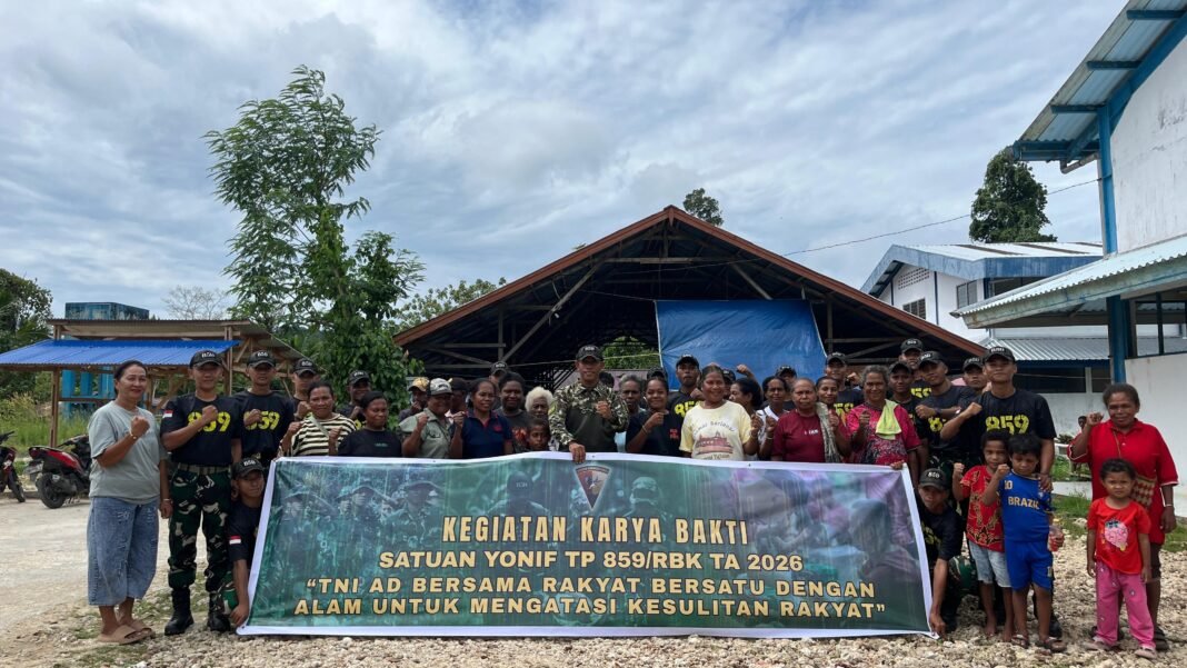 Yonif TP 859/RBK Gelar Karya Bakti di Pasar Supiori melalui Program BERSEMI