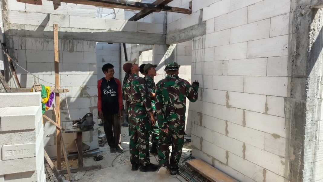 Danton Letda Inf Hasan Awasi Pembangunan Rutilahu di Tlemang