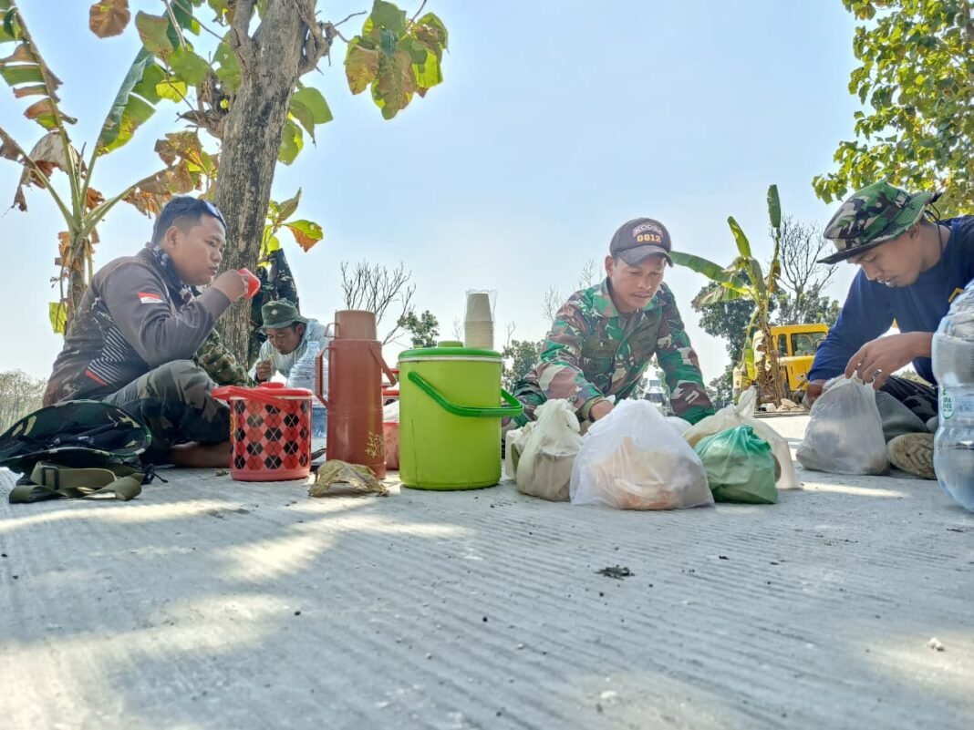 Warga Tlemang Menyemarakkan Proyek TMMD 129 dengan Suguhan Sederhana
