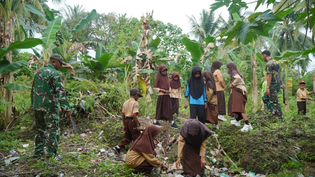 Kegiatan Bersih-Bersih Sekolah Bersama Satgas TMMD dan Siswa SDN Umbele