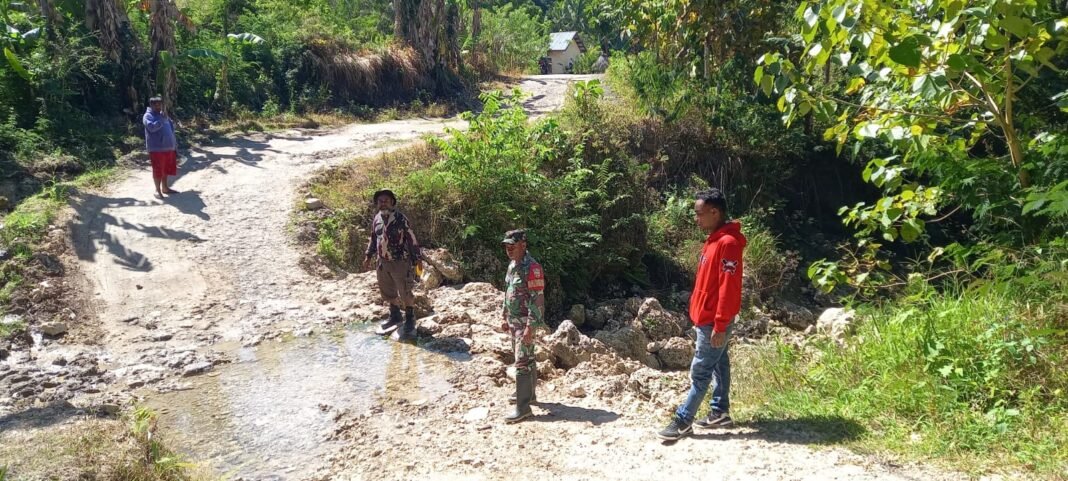 Kehadiran Babinsa Dukung Proyek Jembatan Kuatae-Cendana, TNI AD Siap Bantu Masyarakat