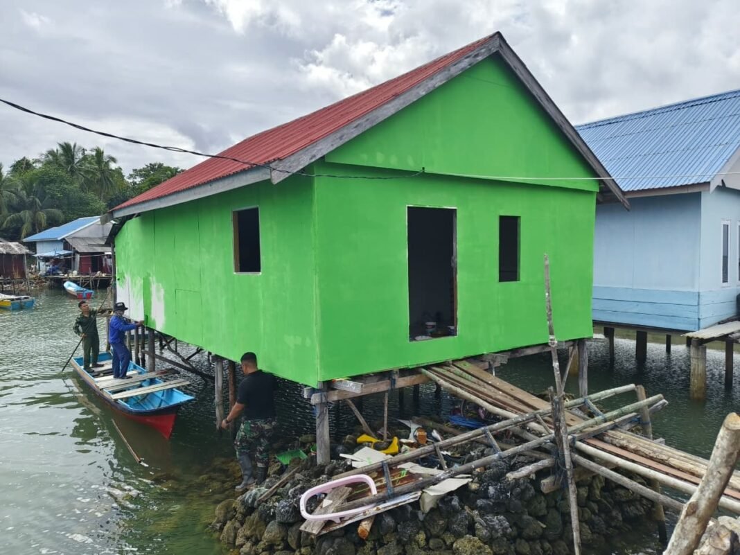 Pekerjaan Pengecatan RTLH Ibu Salawiah Selesai, Membuktikan Komitmen TMMD