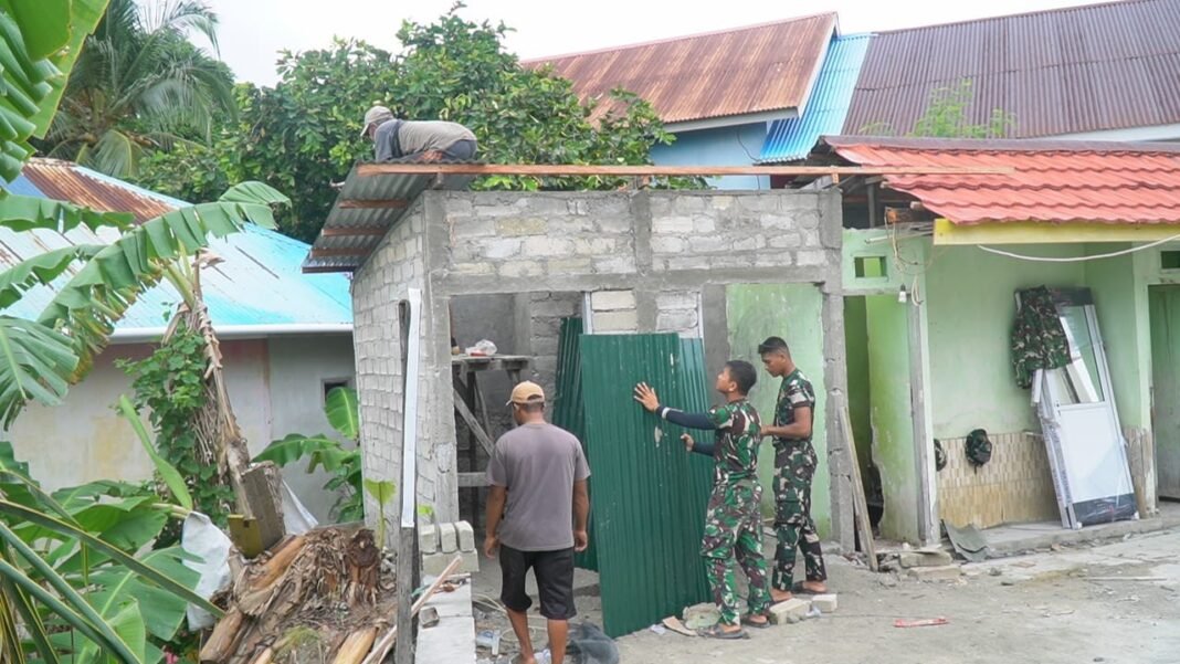 Pemasangan Atap untuk MCK Masjid Quba di Desa Umbele