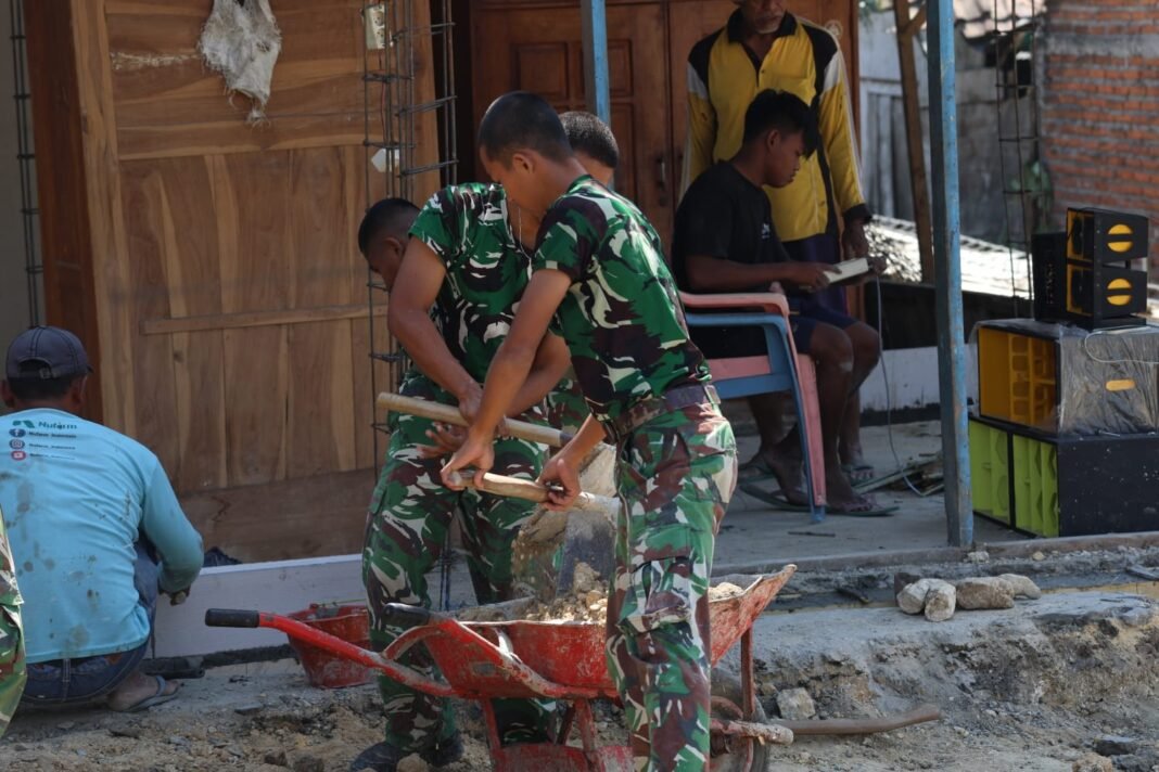 Sinergi antara Satgas TMMD dan Warga Percepat Proses Pembangunan Rumah Bapak Bayu