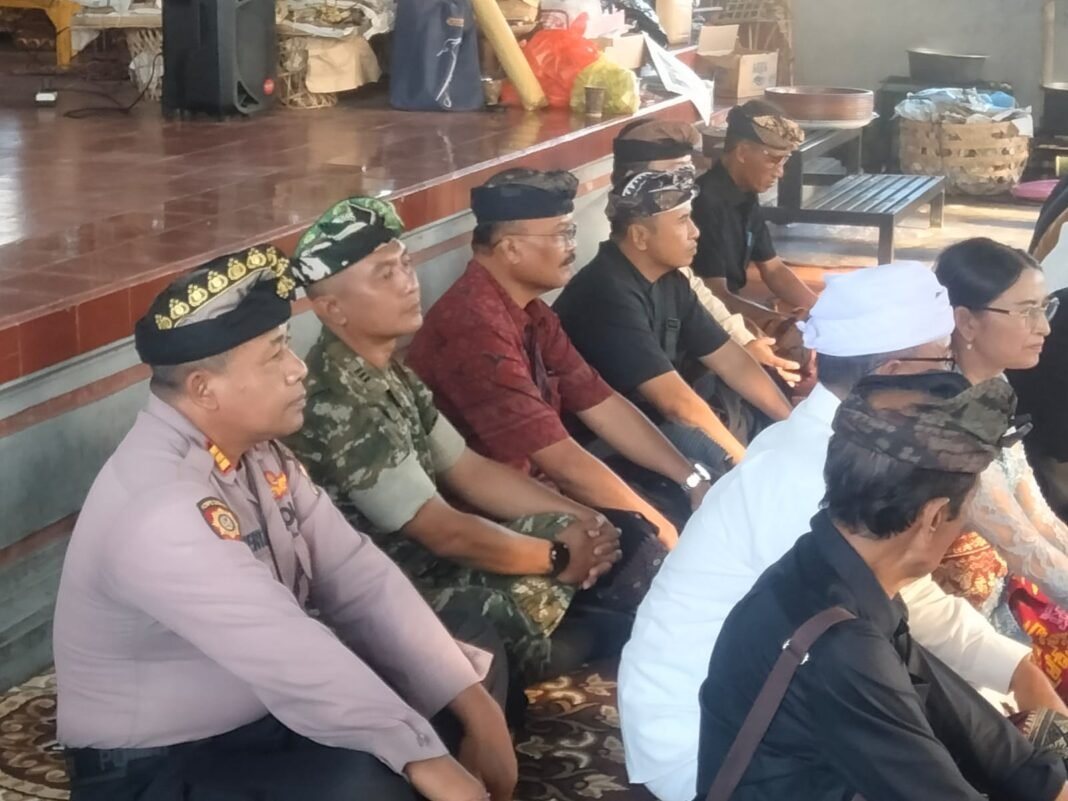 Hadiri Penyerahan Bantuan Sesajen Dari Bupati Kepada Desa Adat Besang Kangin, Kapten Putu Agus Tegaskan Kepedulian dan Perhatian Pemerintah Kepada Masyarakat