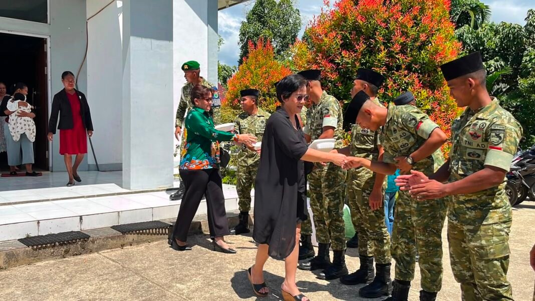 Kepedulian Sosial TNI dan Komunitas di Supiori