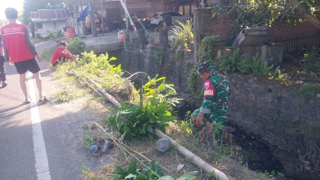Peduli Kebersihan, Babinsa Bersama Mahasiswa Unhas Gelar Kegiatan Bakti Sosial