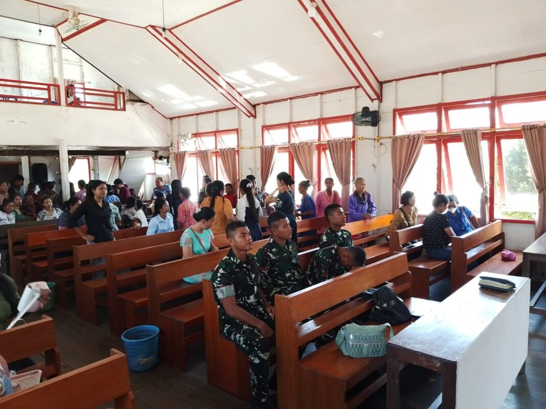 Kedekatan TNI dan Masyarakat Dalam Ibadah Bersama TMMD Ke-129