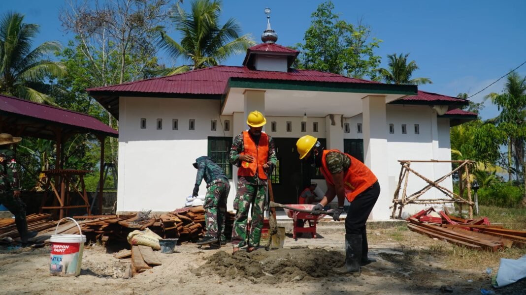 Satgas TMMD Ke-129 Lanjutkan Pengecoran Pagar Musholla Darul Iman