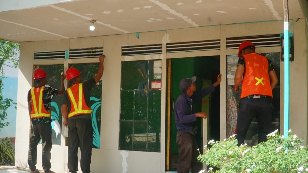 Gotong Royong antara Satgas dan Warga dalam Proyek RTLH Ibu Wahida