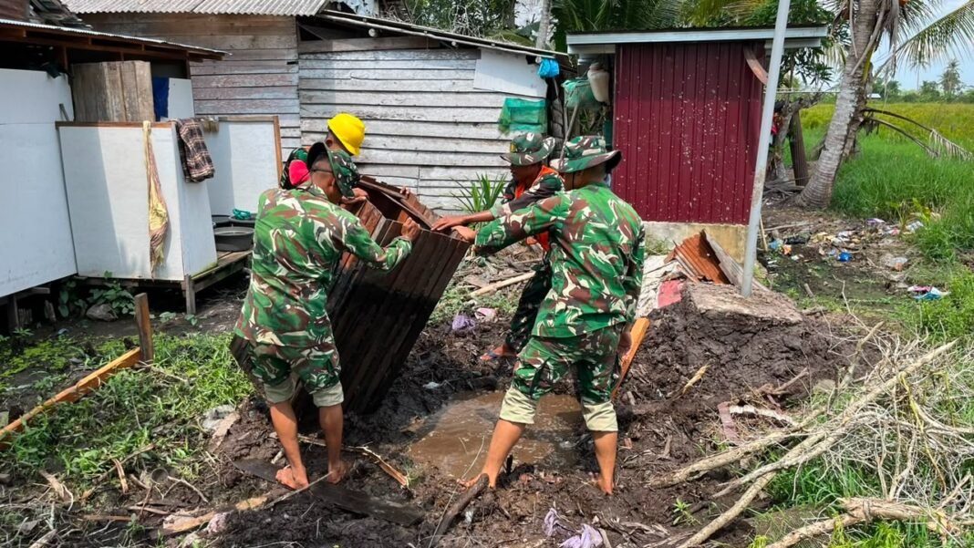 Sinergi TNI dan Warga dalam Pembangunan MCK Ibu Jumiah