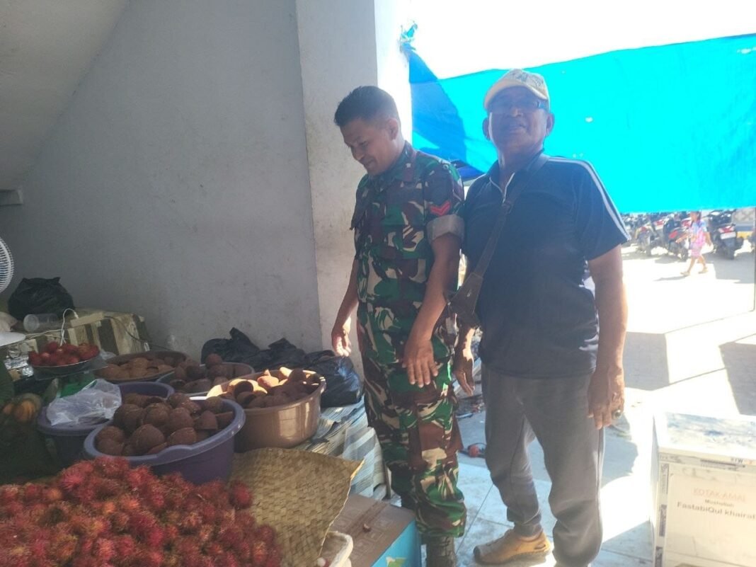 Pemantauan Sembako oleh Babinsa Koramil 04/Watang Pulu di Pasar Lawawoi