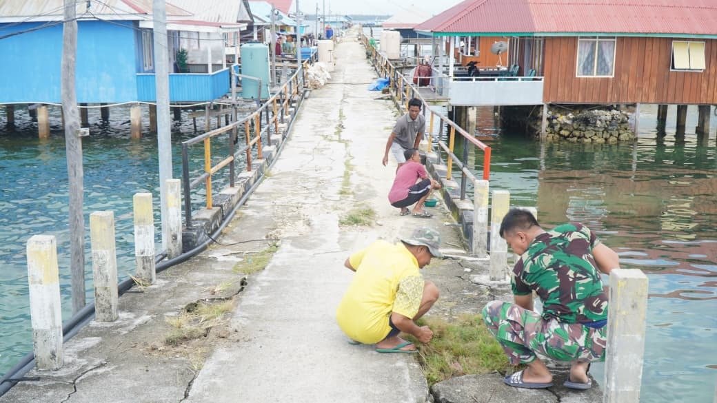 Sinergi Satgas TMMD dan Masyarakat dalam Menata Dermaga Umbele